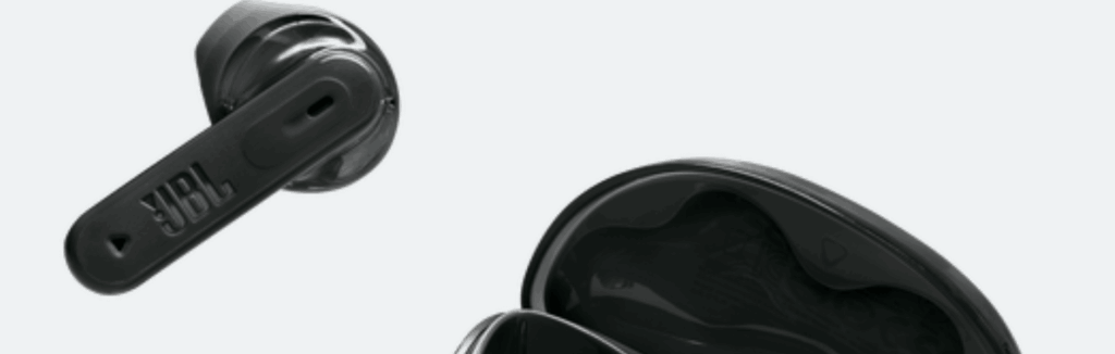 JBL Tune Flex 2の充電ケースを手に持った様子