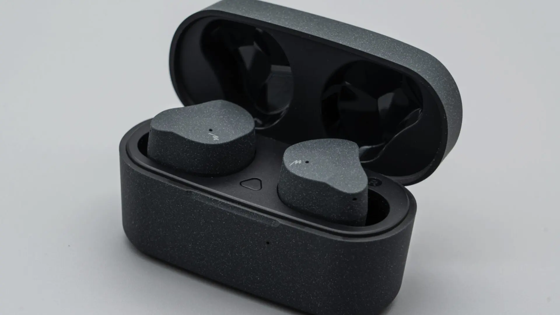 MotherAudio MET1の完全ワイヤレスイヤホンと充電ケースのセット画像
