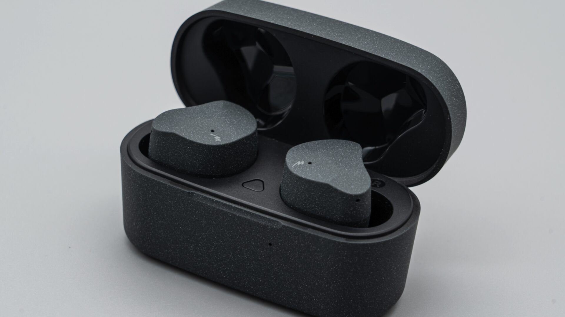 MotherAudio MET1の完全ワイヤレスイヤホンと充電ケースのセット画像
