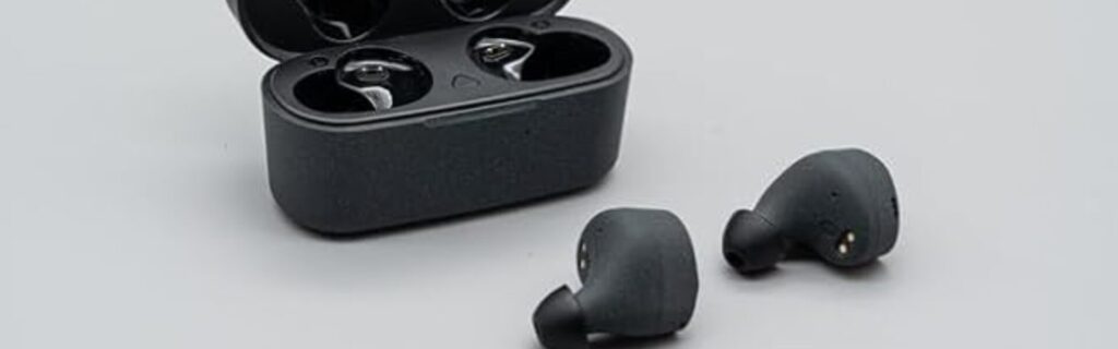 MotherAudio MET1のイヤホンとケースを並べた画像