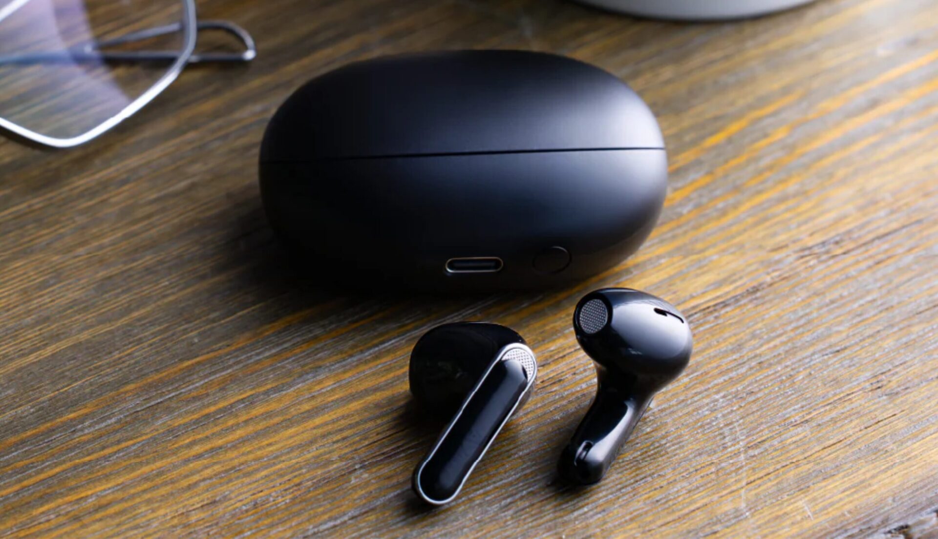 aviot-te-y1-case-and-earbuds-lifestyle-hero