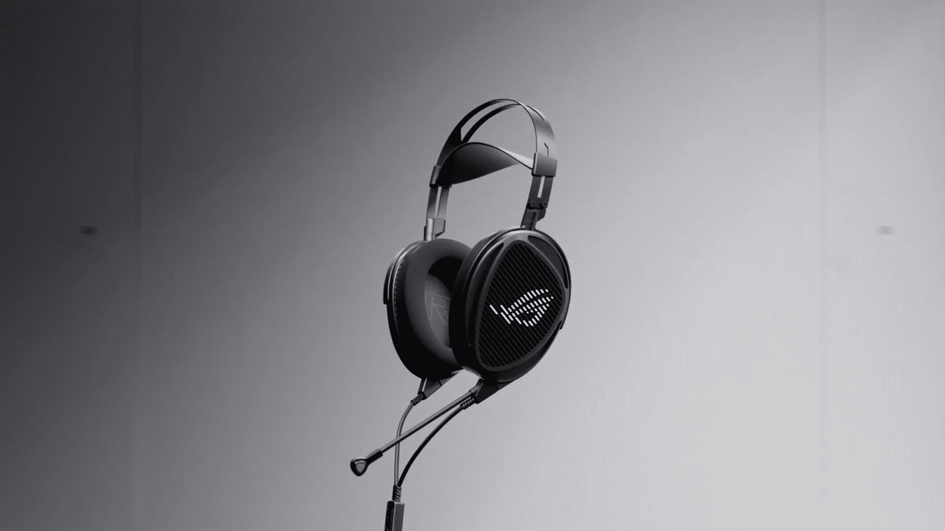 スタンドに掛けられたROG Kithara本体。開放型のイヤーカップと着脱式ブームマイクが見える