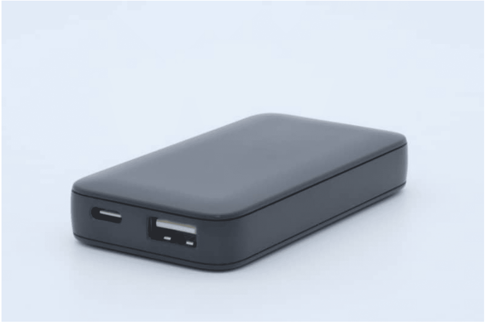 ニトリの黒い薄型USB充電器。側面にUSB-CとUSB-Aのポートを備える