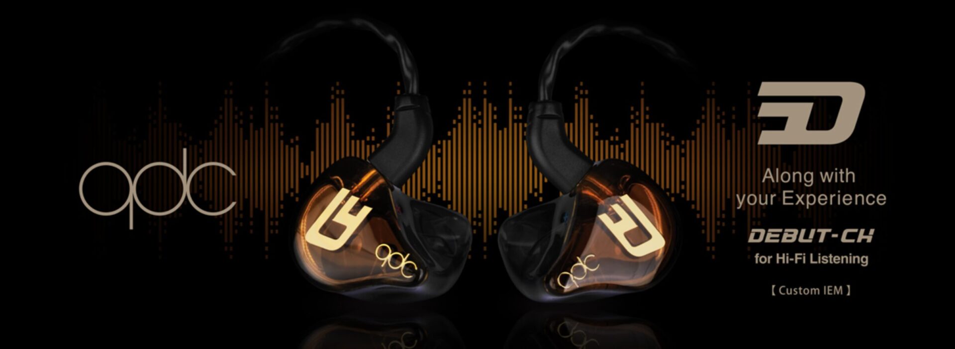 琥珀色のシェルが美しいqdc DEBUT-CHのカスタムIEMと「DEBUT-CH for Hi-Fi Listening」のロゴ