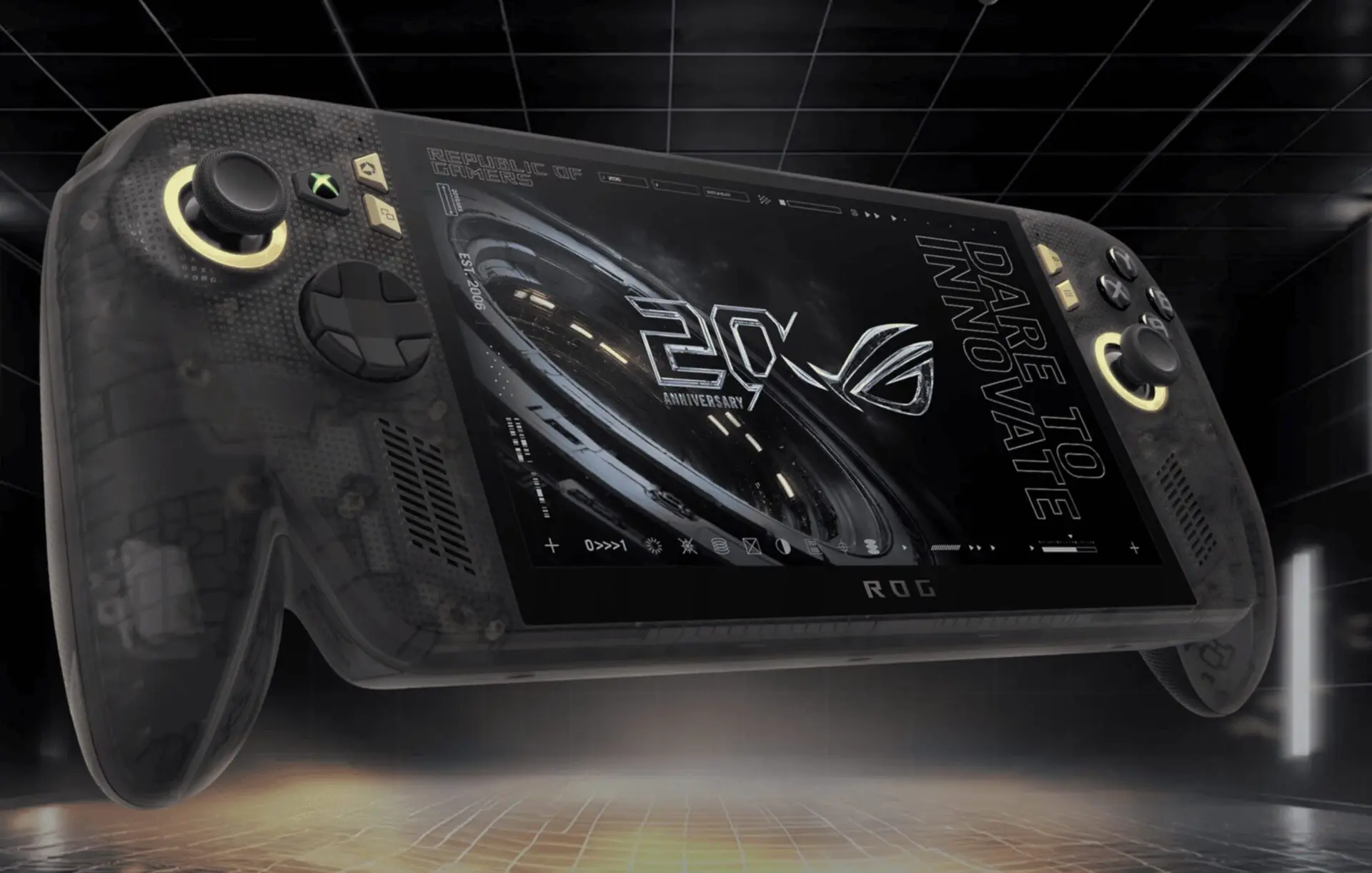 半透明ブラックにゴールドのアクセントを施したROG Xbox ALLY X20本体。画面には20周年とDARE TO INNOVATEの文字