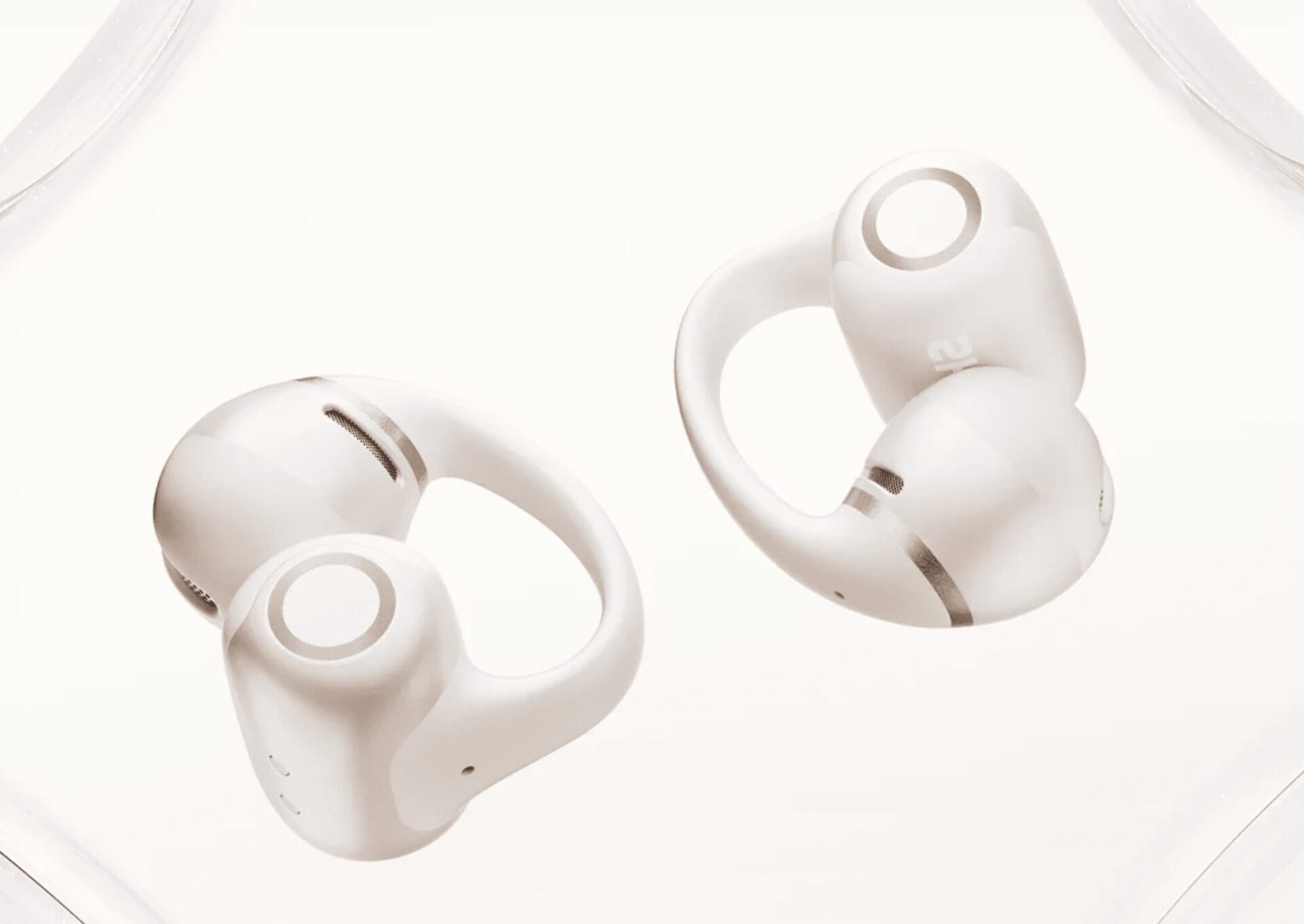 ホワイトのShokz OpenDots 2本体2つ。耳に挟むイヤーカフ型のクリップ形状がわかる