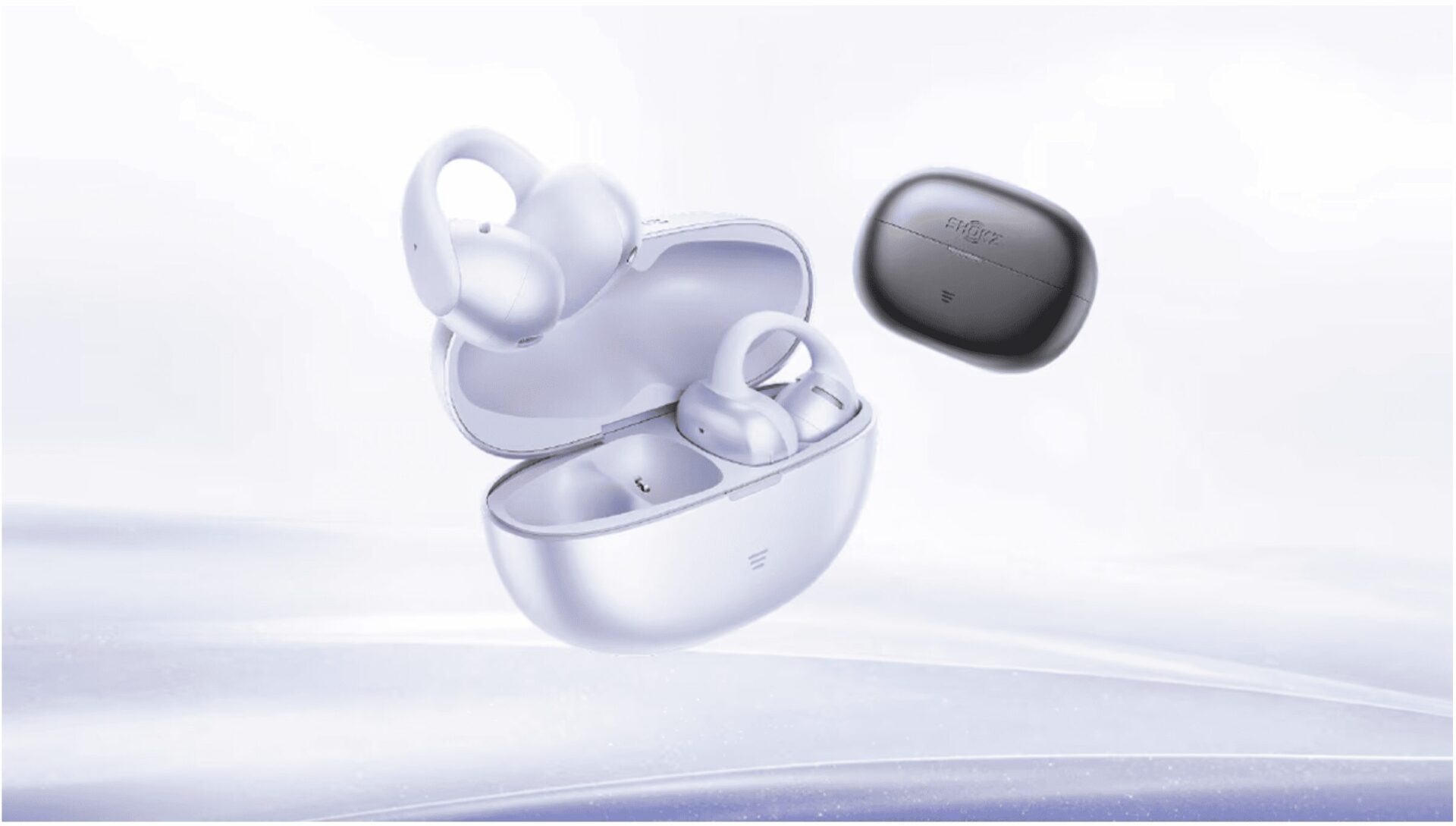 ホワイトとブラックのShokz OpenDots Air。充電ケースを開いた状態と、ブラックのケースが並ぶ