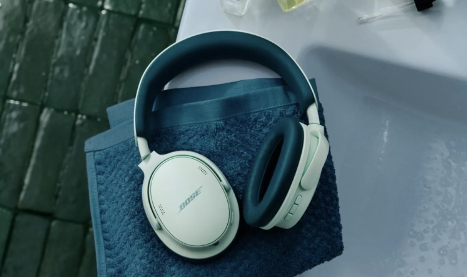 タオルの上に置かれたBose QuietComfort Headphones 第2世代