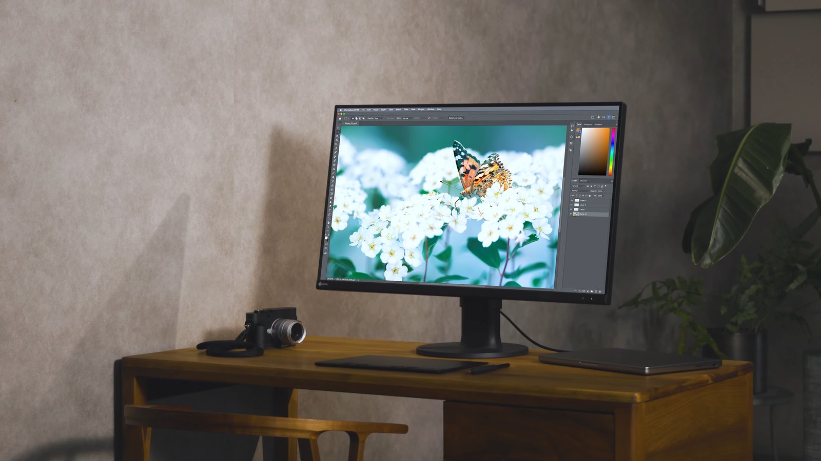 木製デスクに設置したEIZO ColorEdge CS3200Xでカメラで撮影した写真をレタッチしている使用イメージ