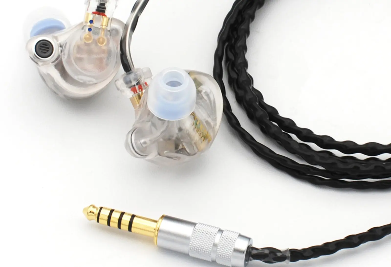 FitEar Lilior Universal本体と標準付属ケーブル「FitEar cable 007B4.4」。プラグは4.4mm5極バランス