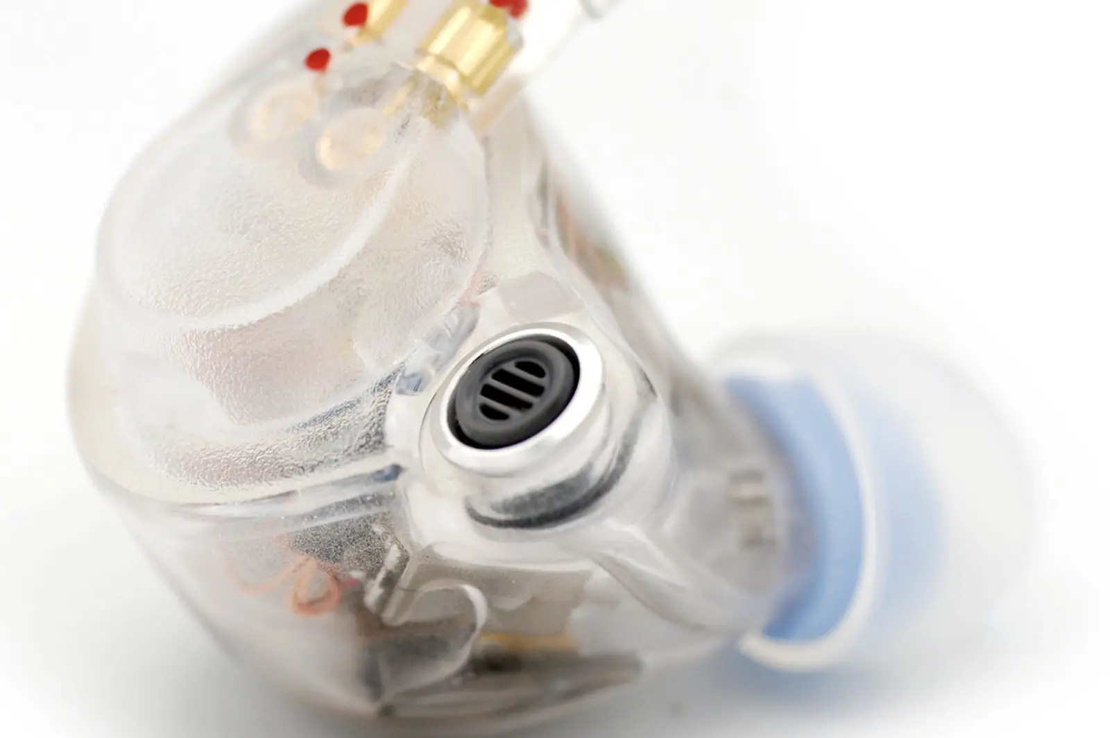 FitEar Lilior Universalのフェースプレート端に配置されたDEC製アンビエントフィルターのクローズアップ