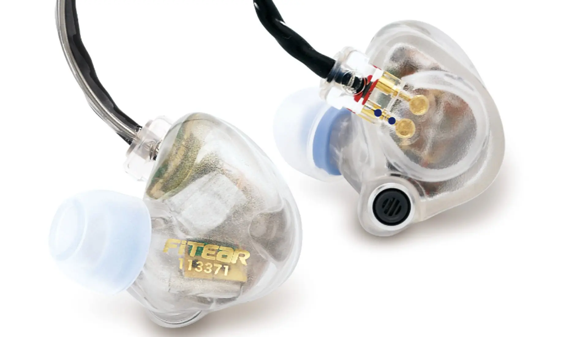 FitEar Lilior Universal（リリオール・ユニバーサル）の左右ユニット。ミスティパールの半透明シェルで、フェースプレート端にDEC製アンビエントフィルターの円形パーツが見える