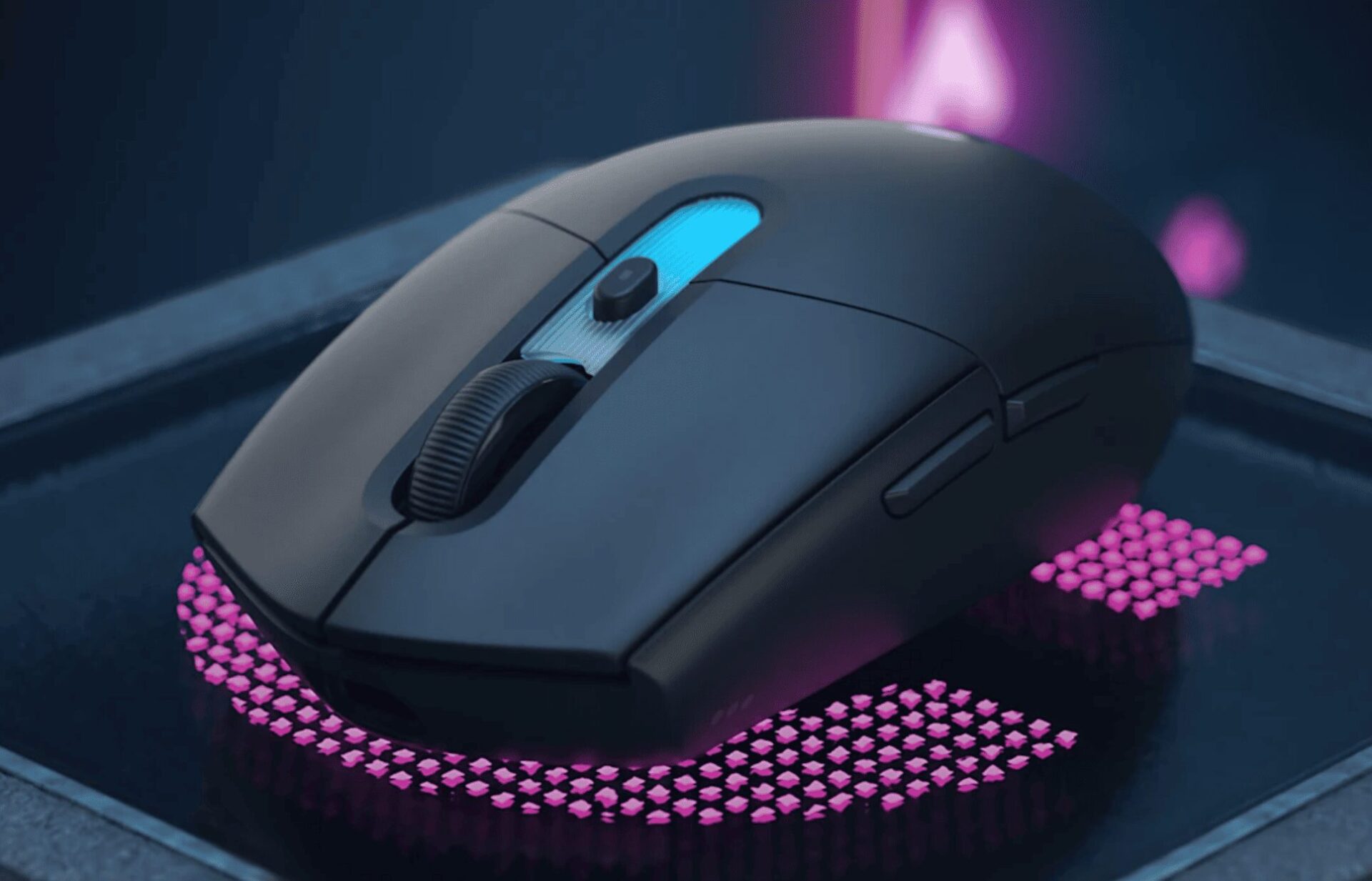 ロジクール G304 X SUPERLIGHT本体。マウスパッド上で中央のLIGHTSYNC RGBがシアンに発光している演出カット