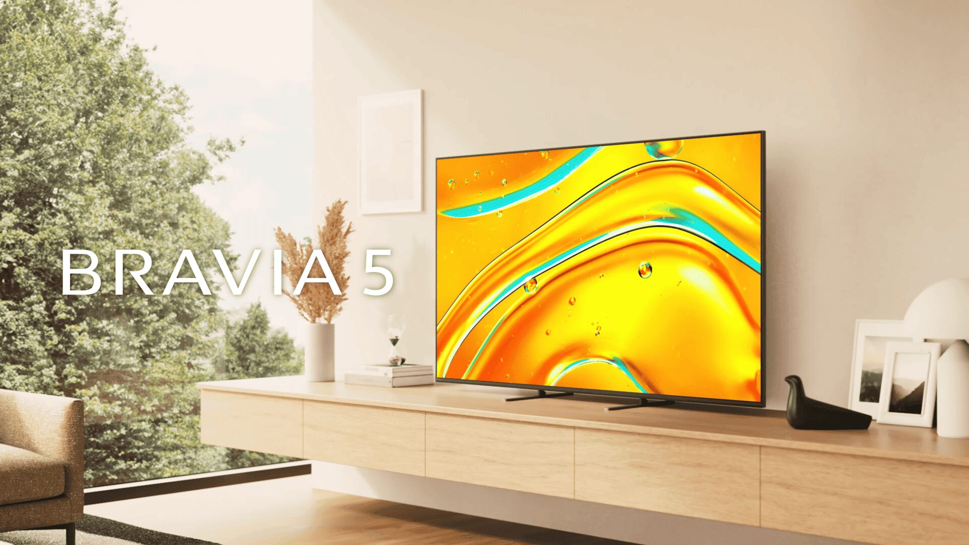 ソニー BRAVIA 5のキービジュアル。明るいリビングのローボードに設置された4K Mini LEDテレビ