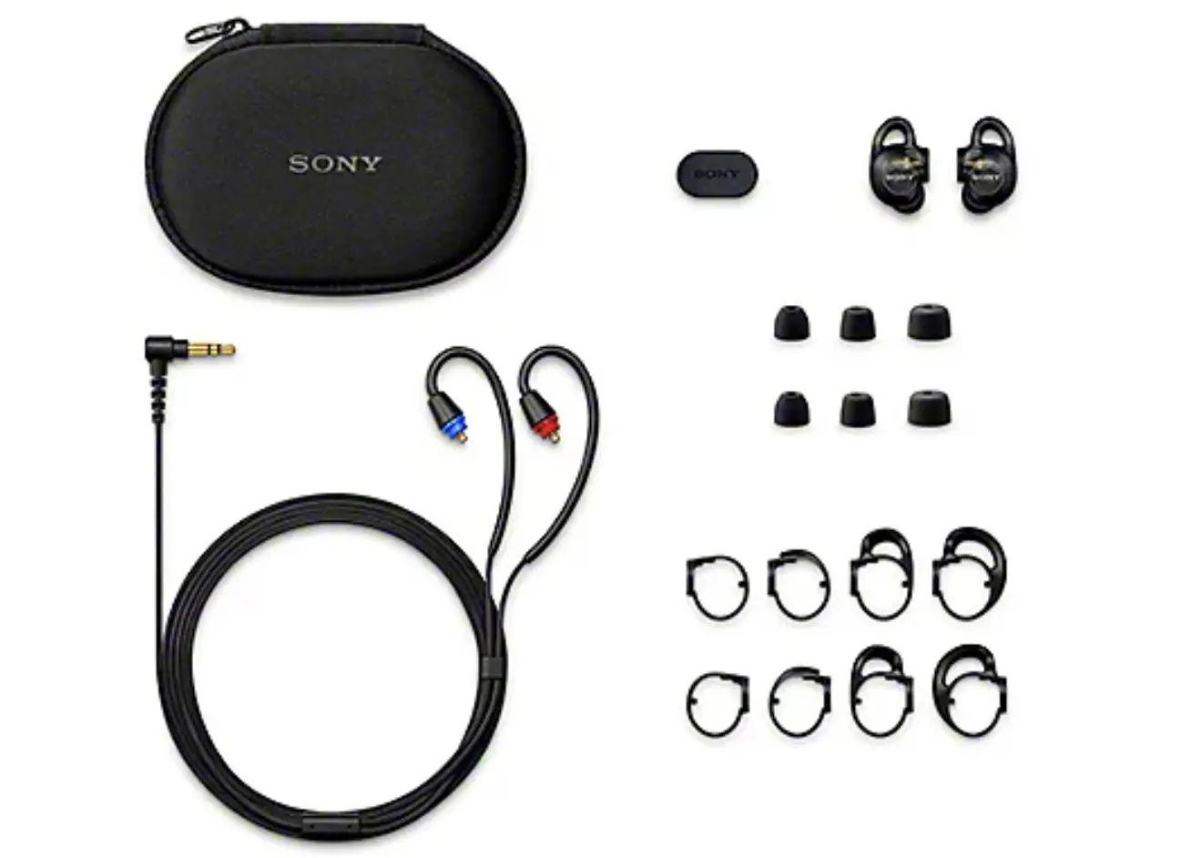 IER-M500の同梱物一式。キャリングポーチ、ケーブル、イヤーピース、フィッティングサポーター