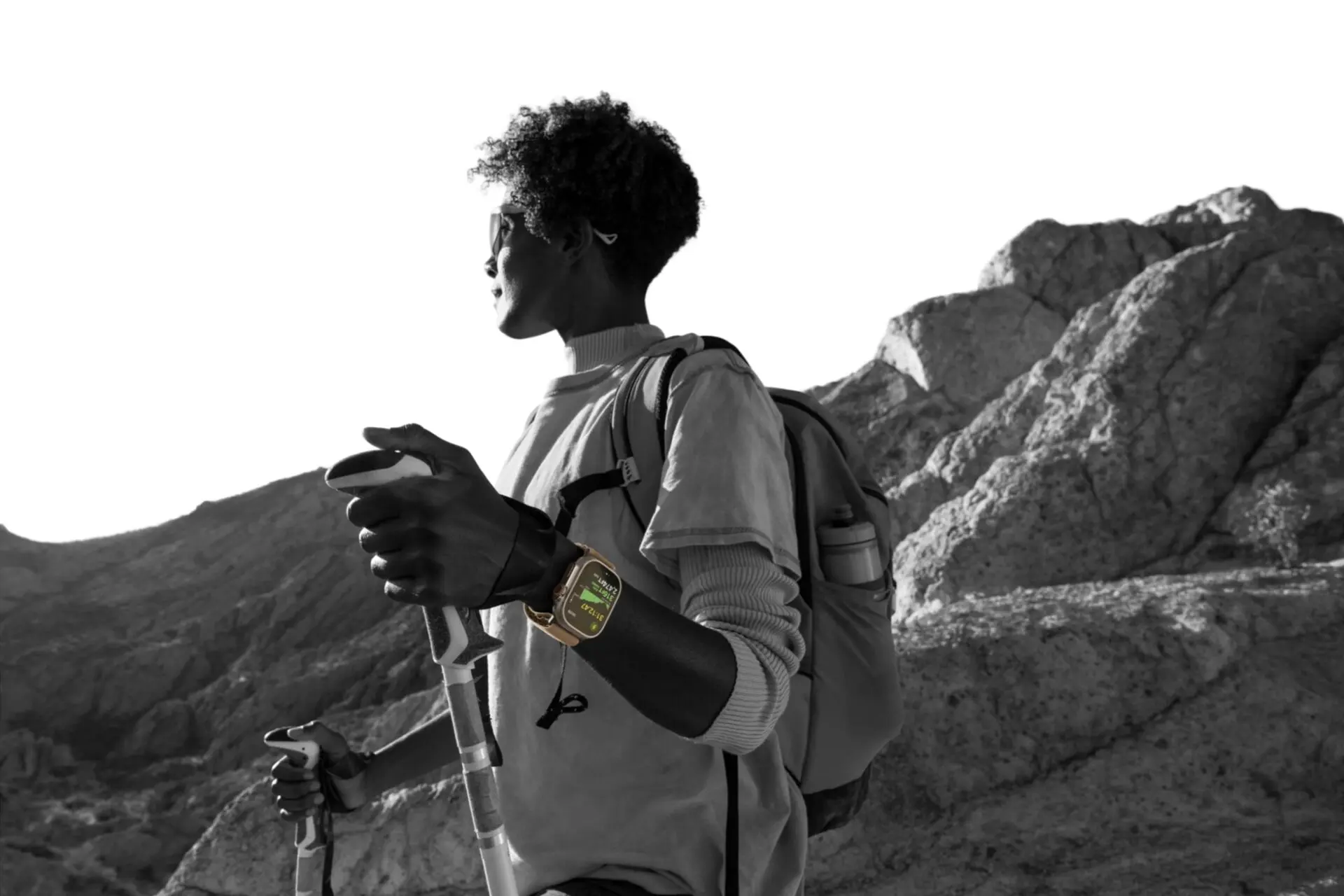 Apple Watch Ultra 4を着けて山を歩くハイカーの白黒写真