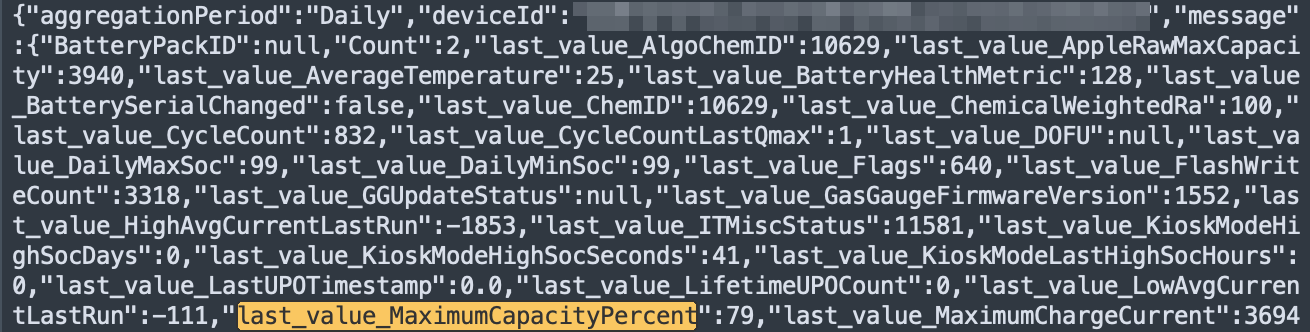 Macのテキストエディタで解析データを開き、last_value_MaximumCapacityPercentを検索した結果。値は79で、同じ行にlast_value_CycleCountの832もある。deviceIdの値にはモザイクをかけている