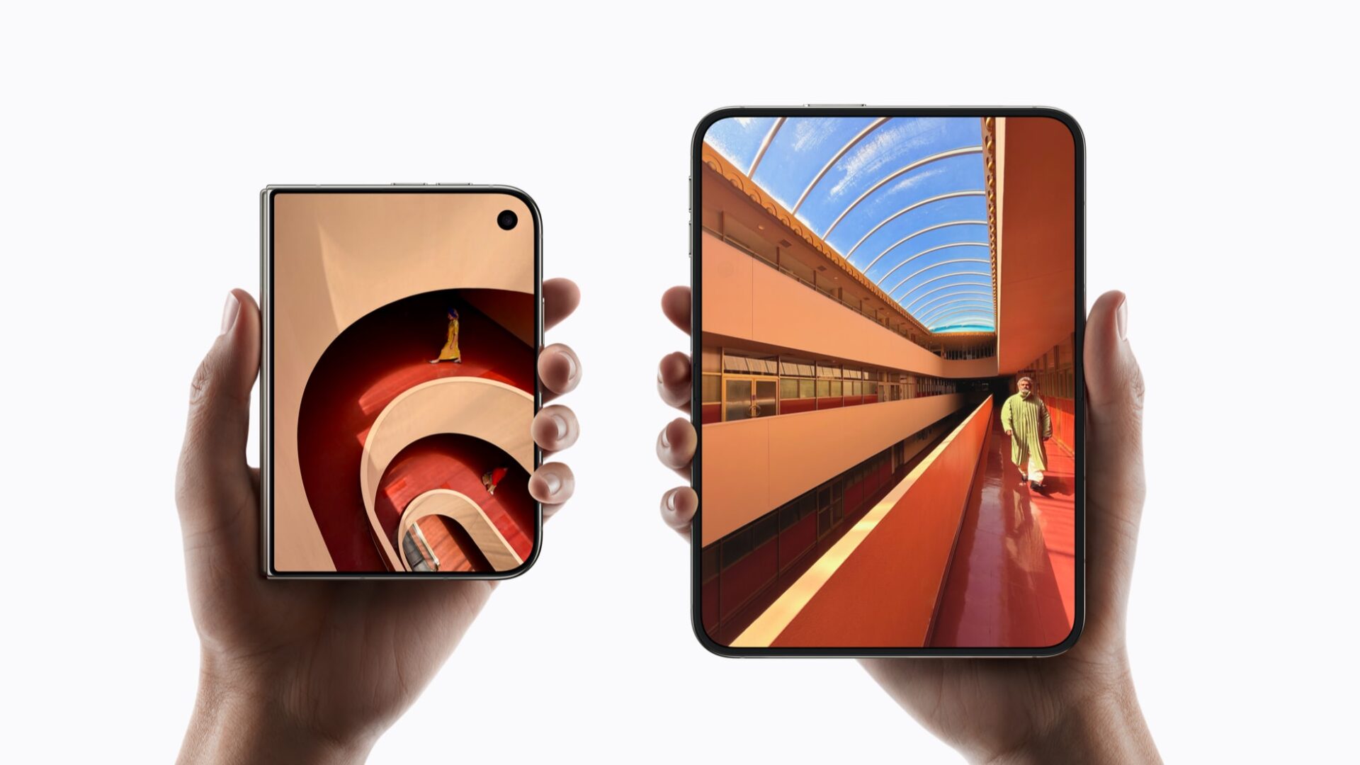 iPhone Duoを折りたたんだ状態の5.4インチ外側画面と、開いた状態の7.6インチ内側画面