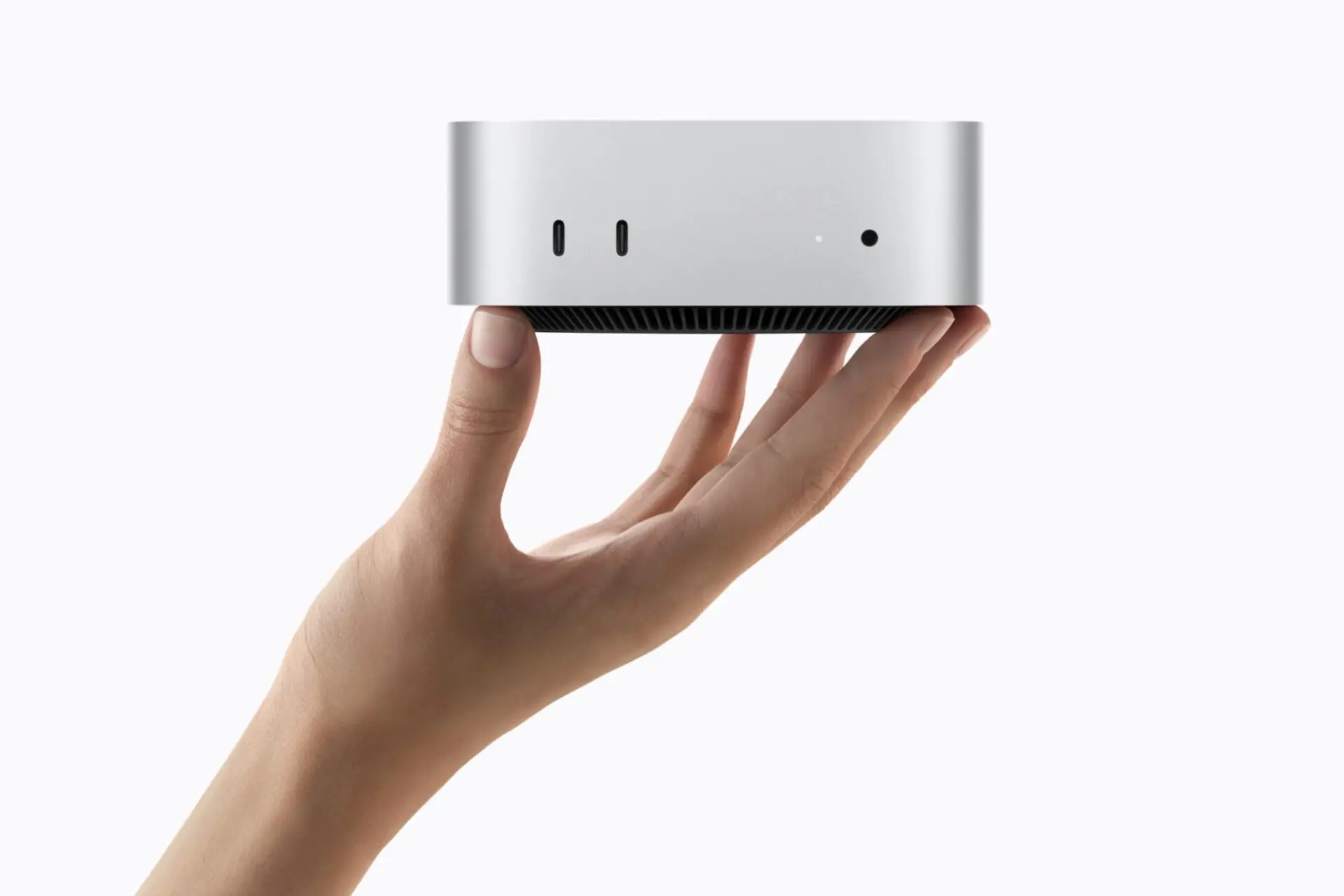 Mac mini（M6）を手に持ったところ