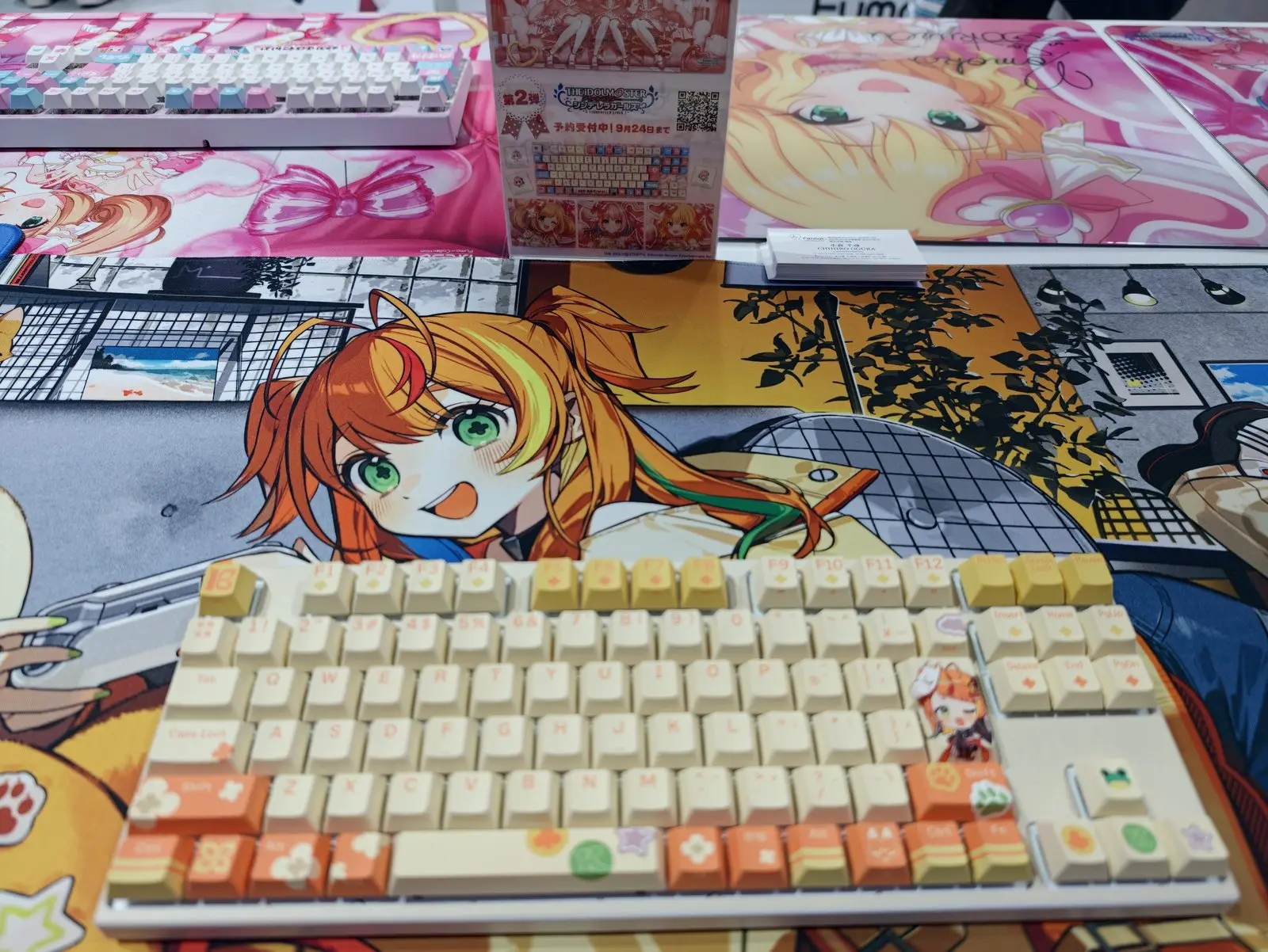 アイドルマスター シンデレラガールズ第2弾のキーボードと、予約受付中の立て札