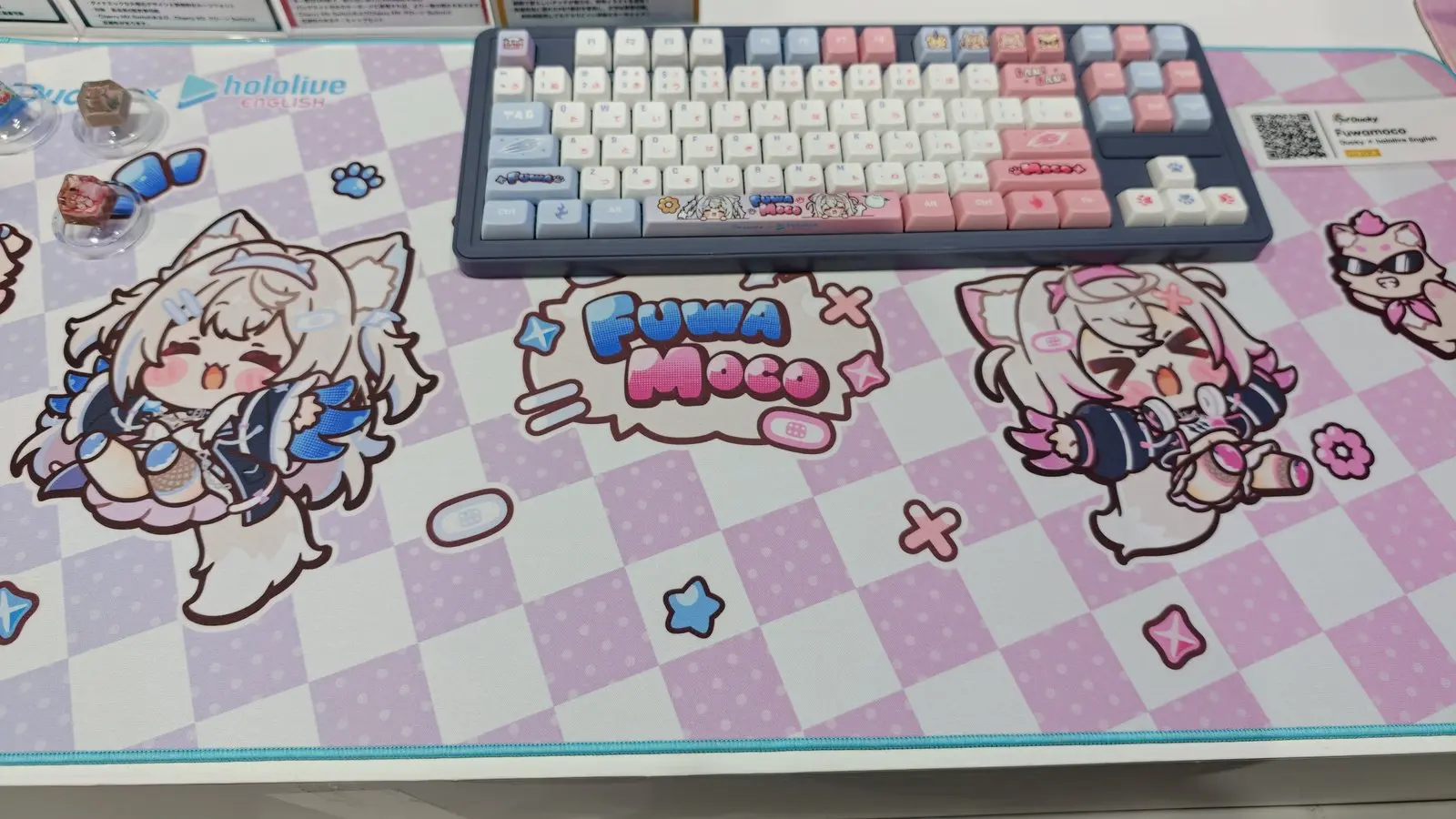 Ducky × hololive English FUWAMOCOのコラボキーボードとデスクマット。東京ゲームショウ2026のふもっふのおみせブース