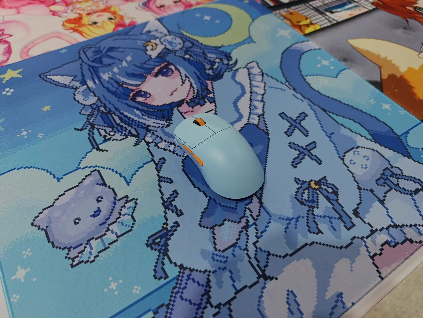 ドット絵のマウスパッドと水色のマウス