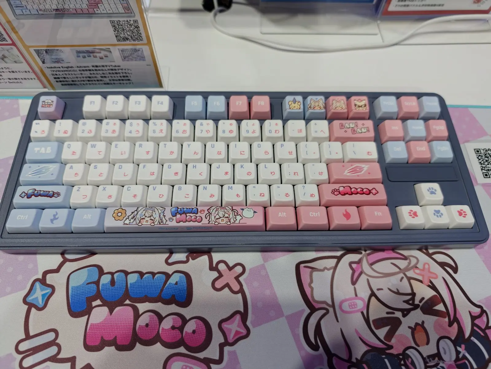Ducky × hololive English FUWAMOCOのコラボキーボード。ANSI配列の濃紺の筐体に白・ピンク・水色のキーキャップ