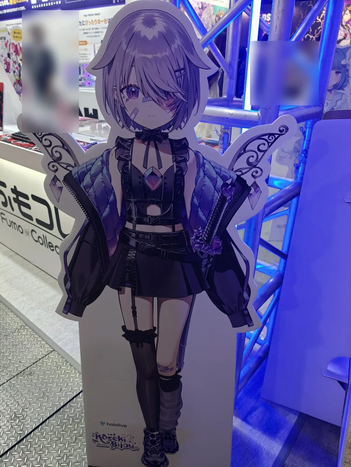 古石ビジューの等身大パネル。奥にふもコレの看板