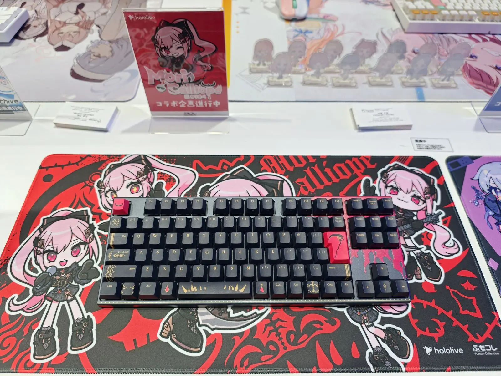 Mori Calliopeコラボのキーボード。黒い筐体に金の刻印、Enterキーに鎌のデザイン