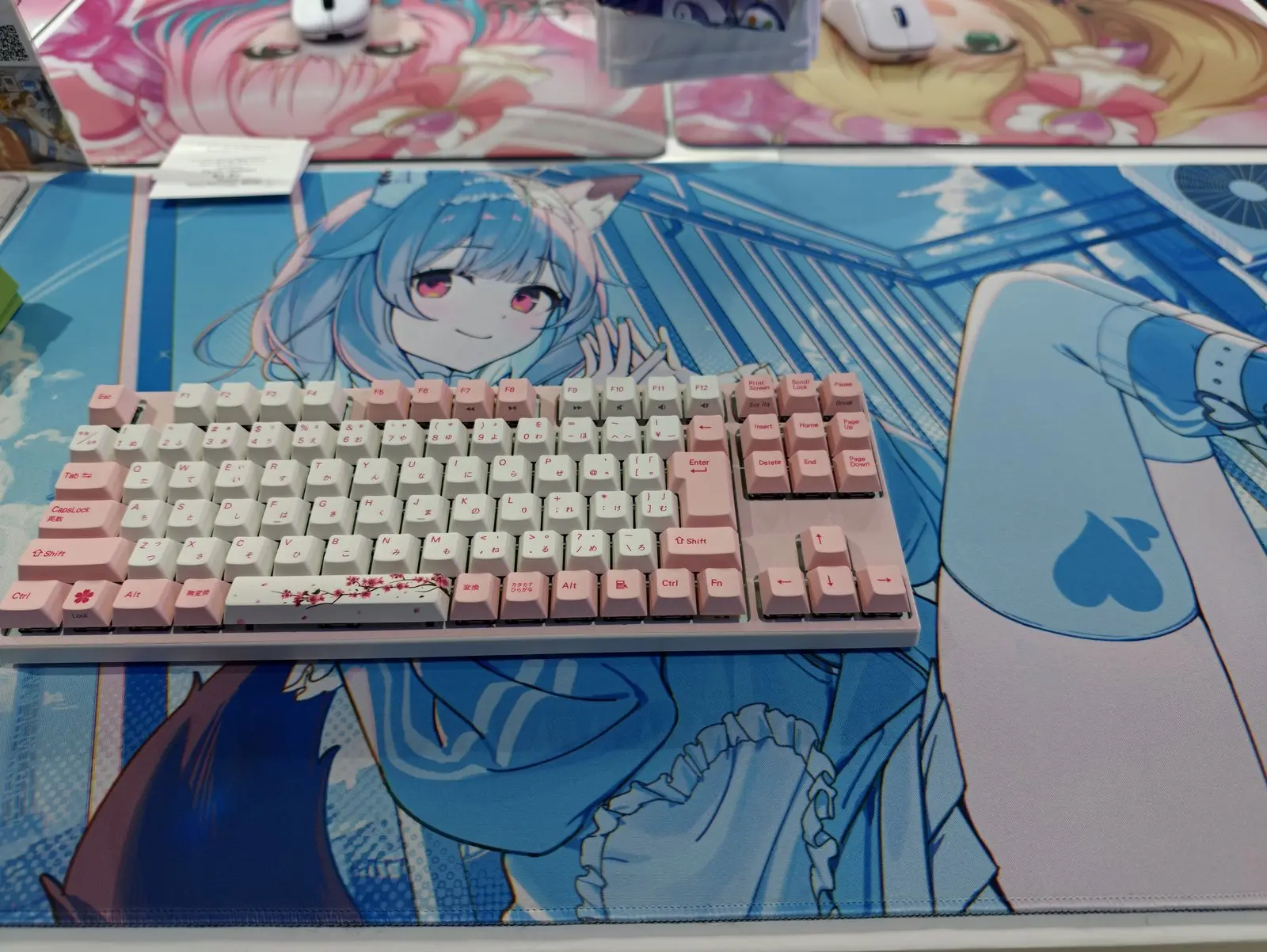 桜をあしらった白とピンクのキーボード。スペースキーに桜の枝