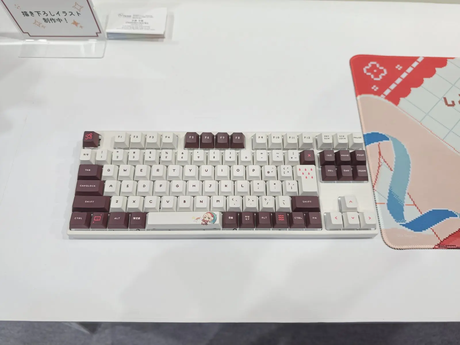 しぐれういコラボのキーボード。白と小豆色のキーキャップ
