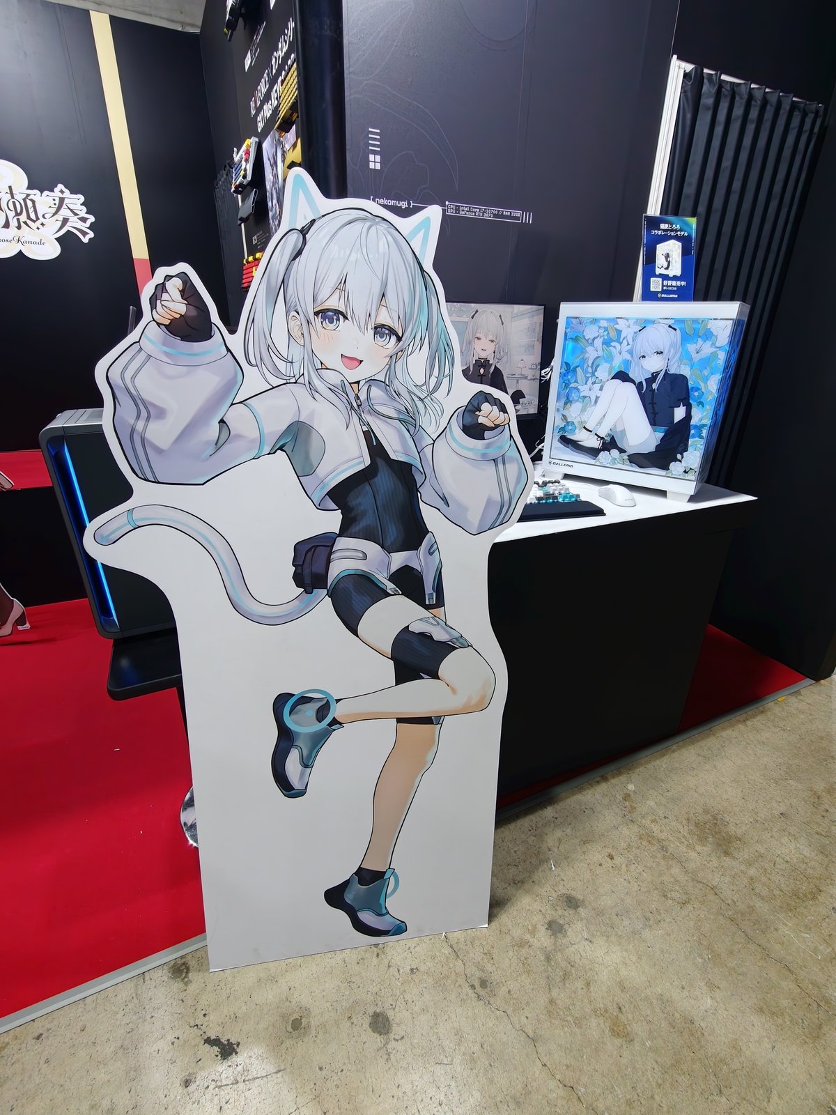 猫麦とろろの等身大パネルと、GALLERIA×猫麦とろろ コラボレーションモデルのPC