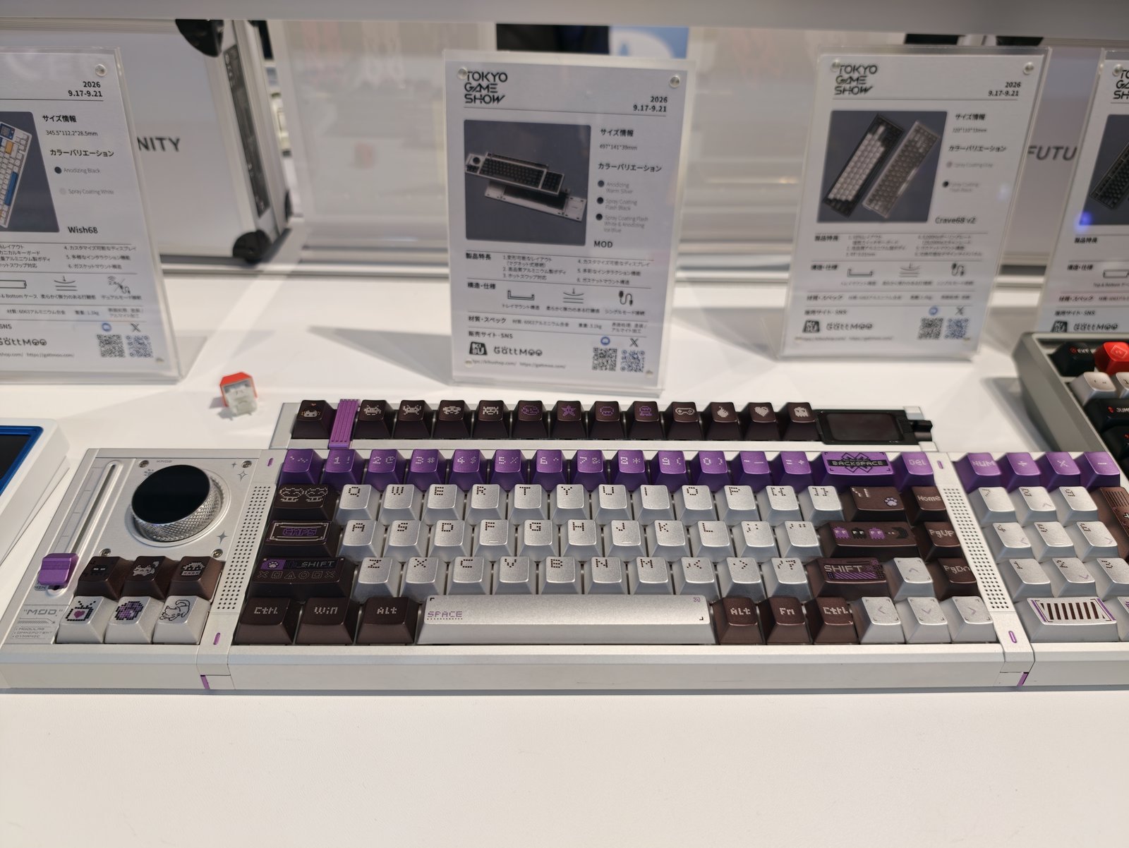 GattMoo MODの実機。左にノブとスライダー、中央にメインキー、右にテンキーが分割して並ぶ