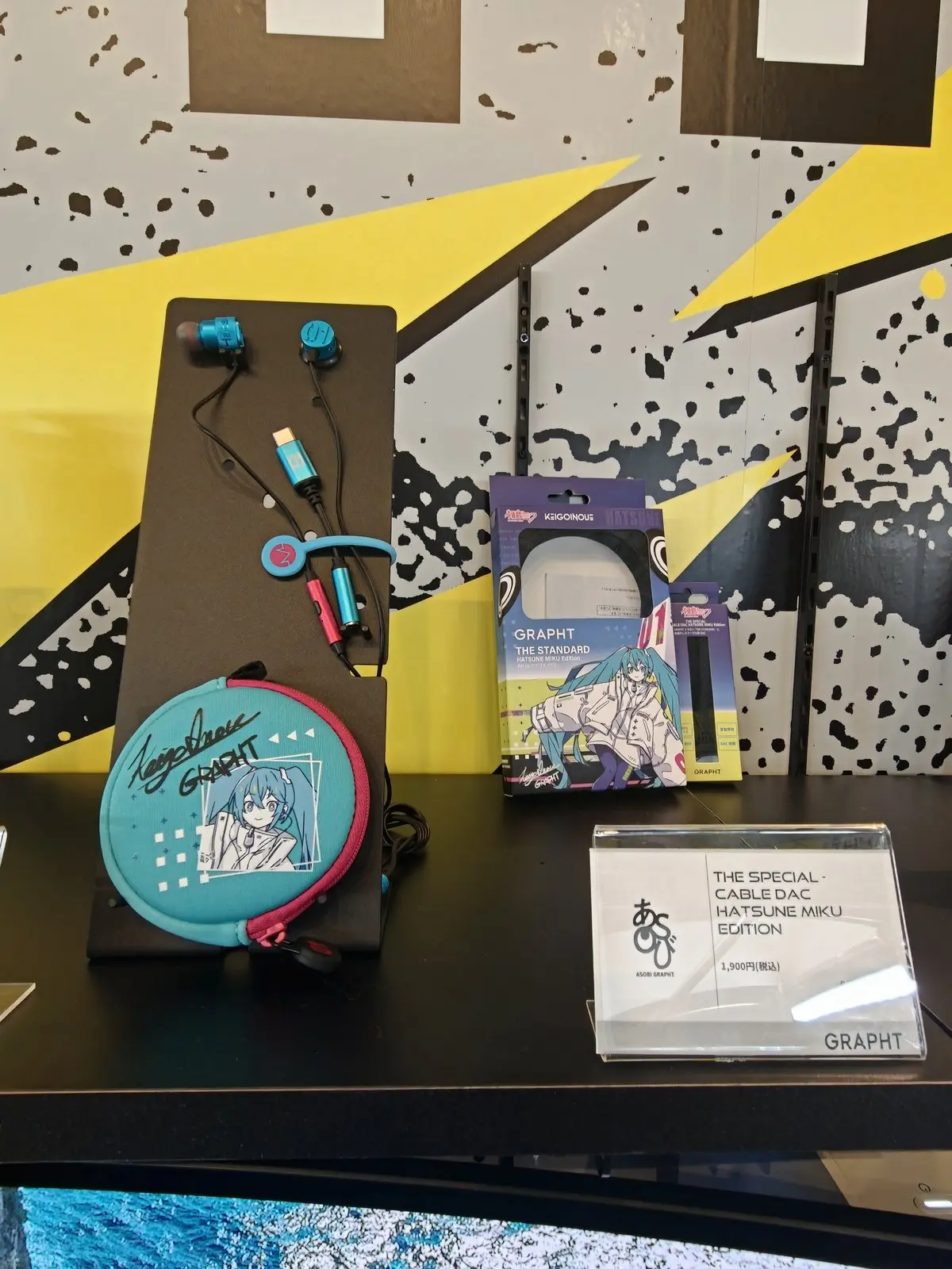 初音ミクデザインのケーブルDACとイヤホン、円形のキャリングケース