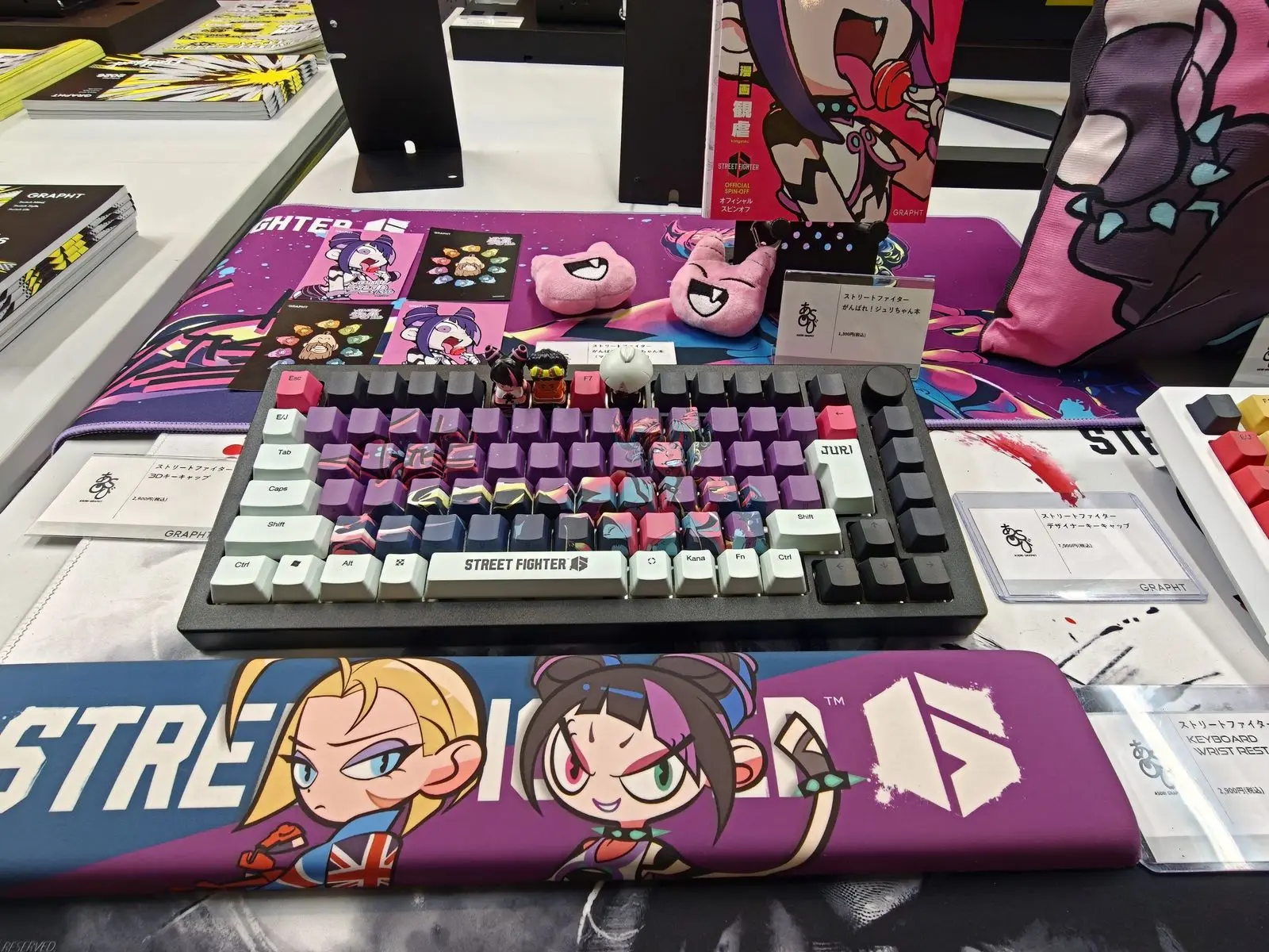 ストリートファイター6のジュリ配色キーボードと、手前に並ぶ価格札