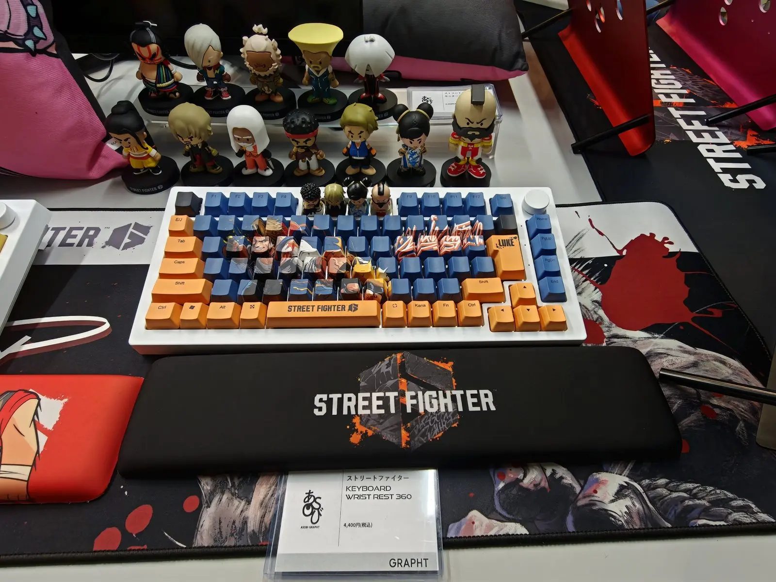 ストリートファイター6のルーク配色キーボード。青とオレンジのキーキャップ