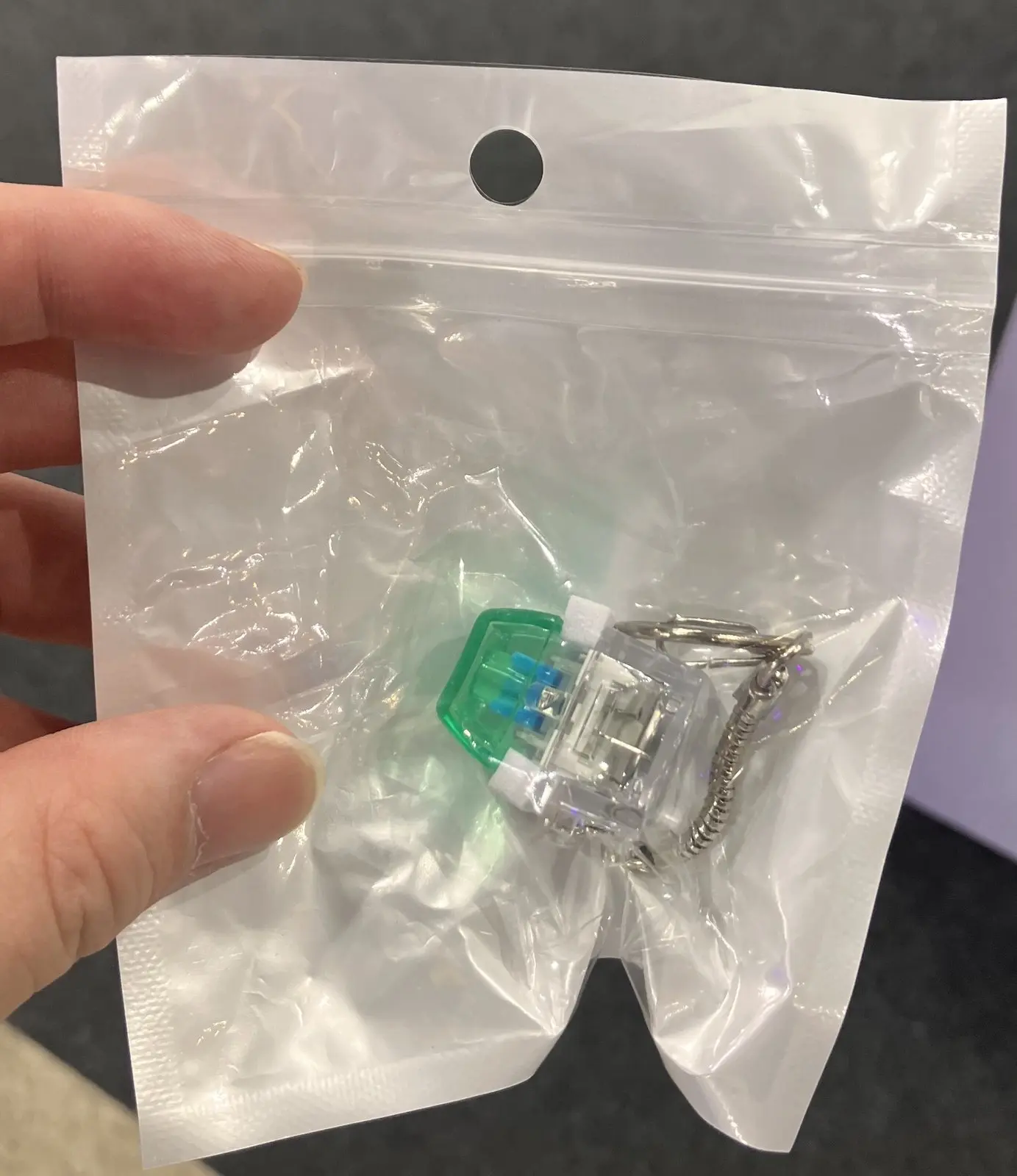 Keychronブースのガチャでもらった透明なキーキャップ形のキーホルダー