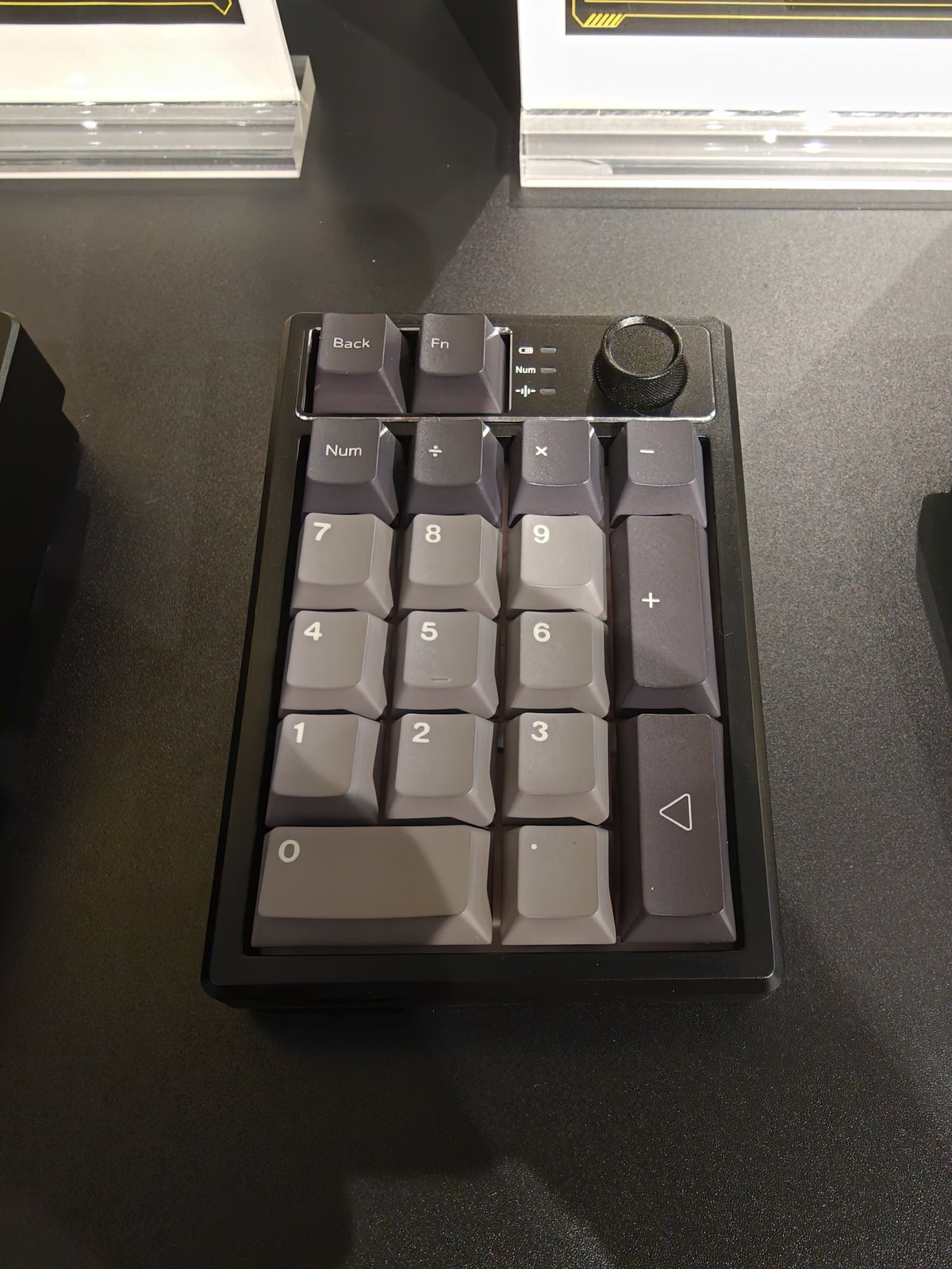 KIBU Gear TK19を真上から見たところ。右上にマルチメディアノブと3つのインジケーター