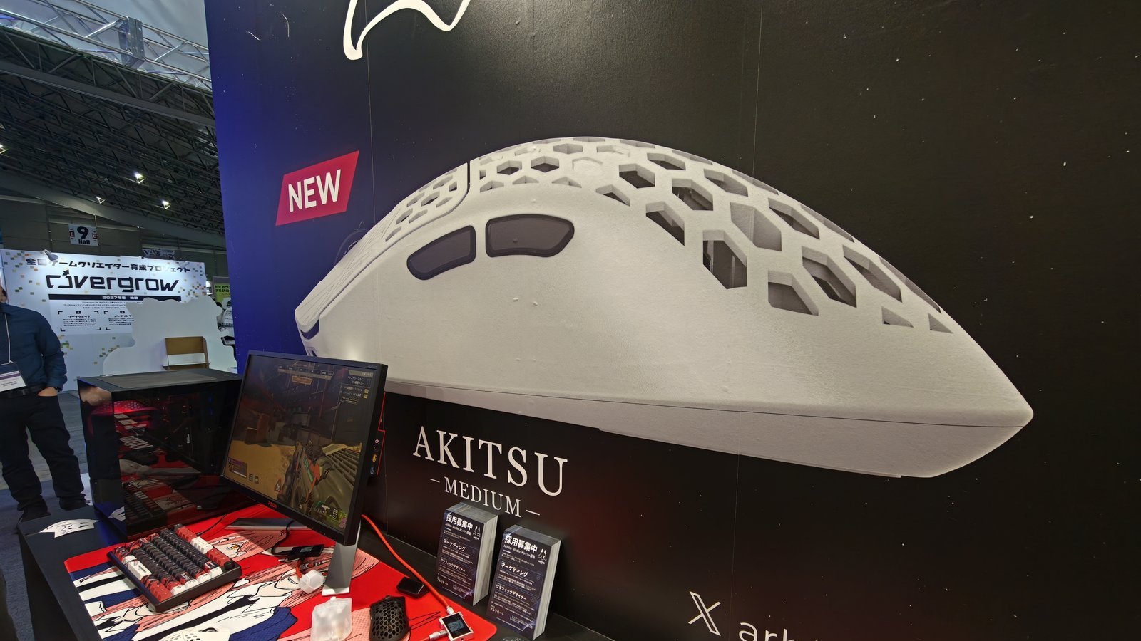TGS2026のArbiter Studioブース。壁に「AKITSU -MEDIUM- NEW」と巨大なハニカム外装マウスのビジュアル