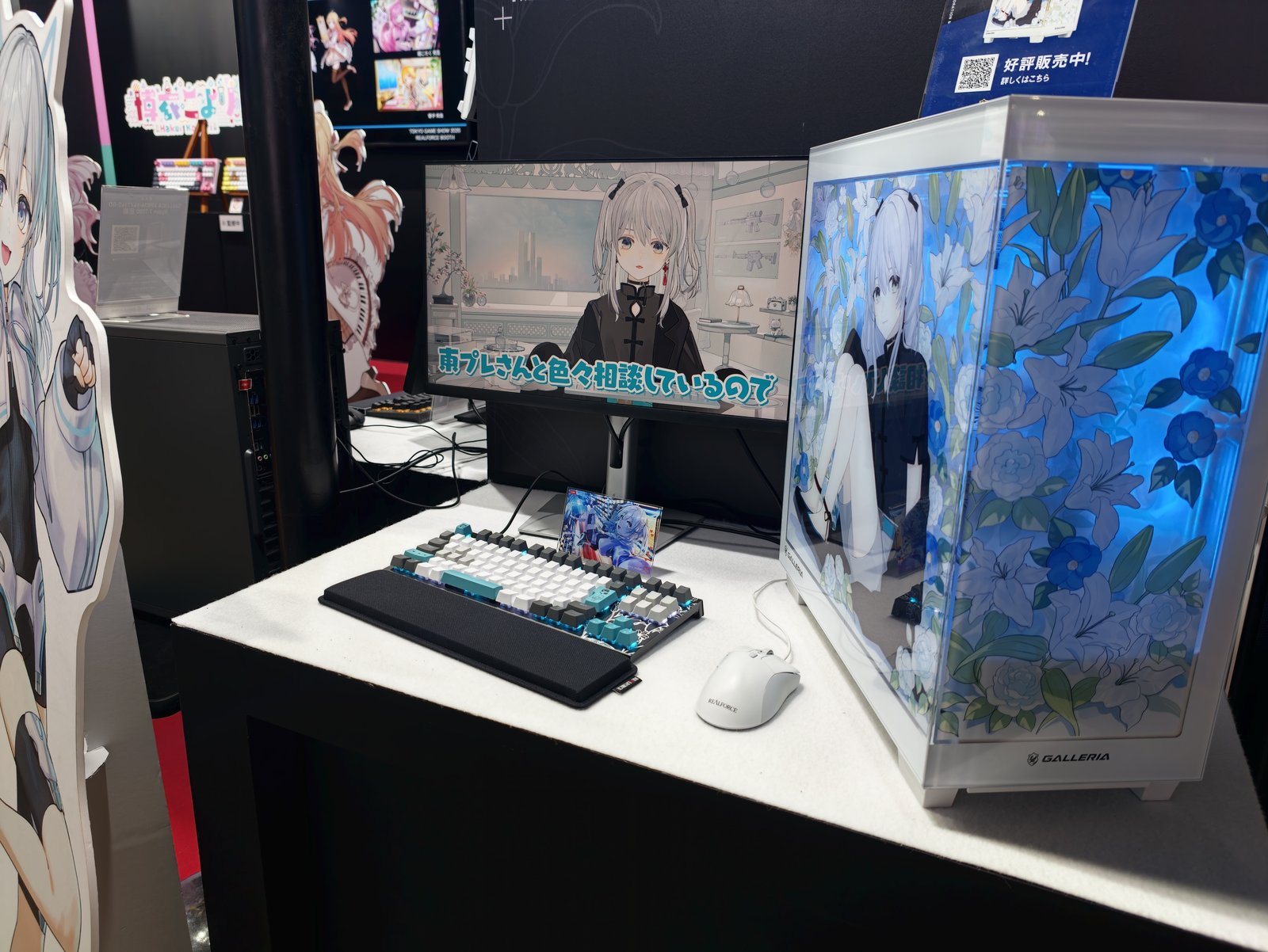 REALFORCEのキーボードとマウスを組み合わせたデスク。モニターにVTuberの映像が流れている