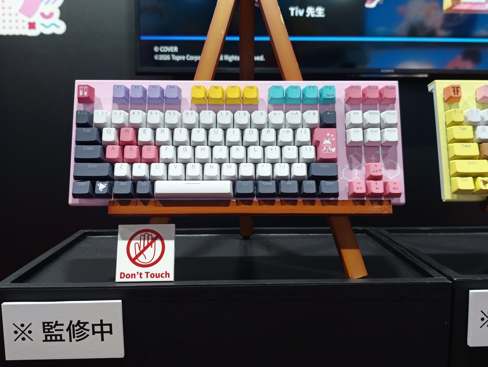REALFORCE×ホロライブ第2弾の博衣こよりモデル。ピンクの筐体に色分けされたファンクションキー