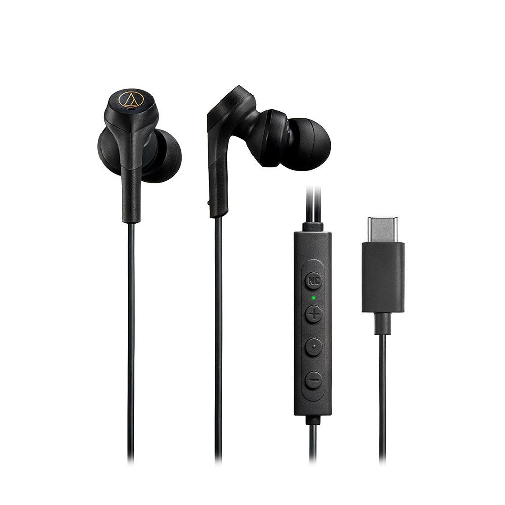 Audio-Technica ATH-CKS330NC(ブラック)のイヤホン本体とリモコン、USB-Cプラグ(メーカー公式画像)