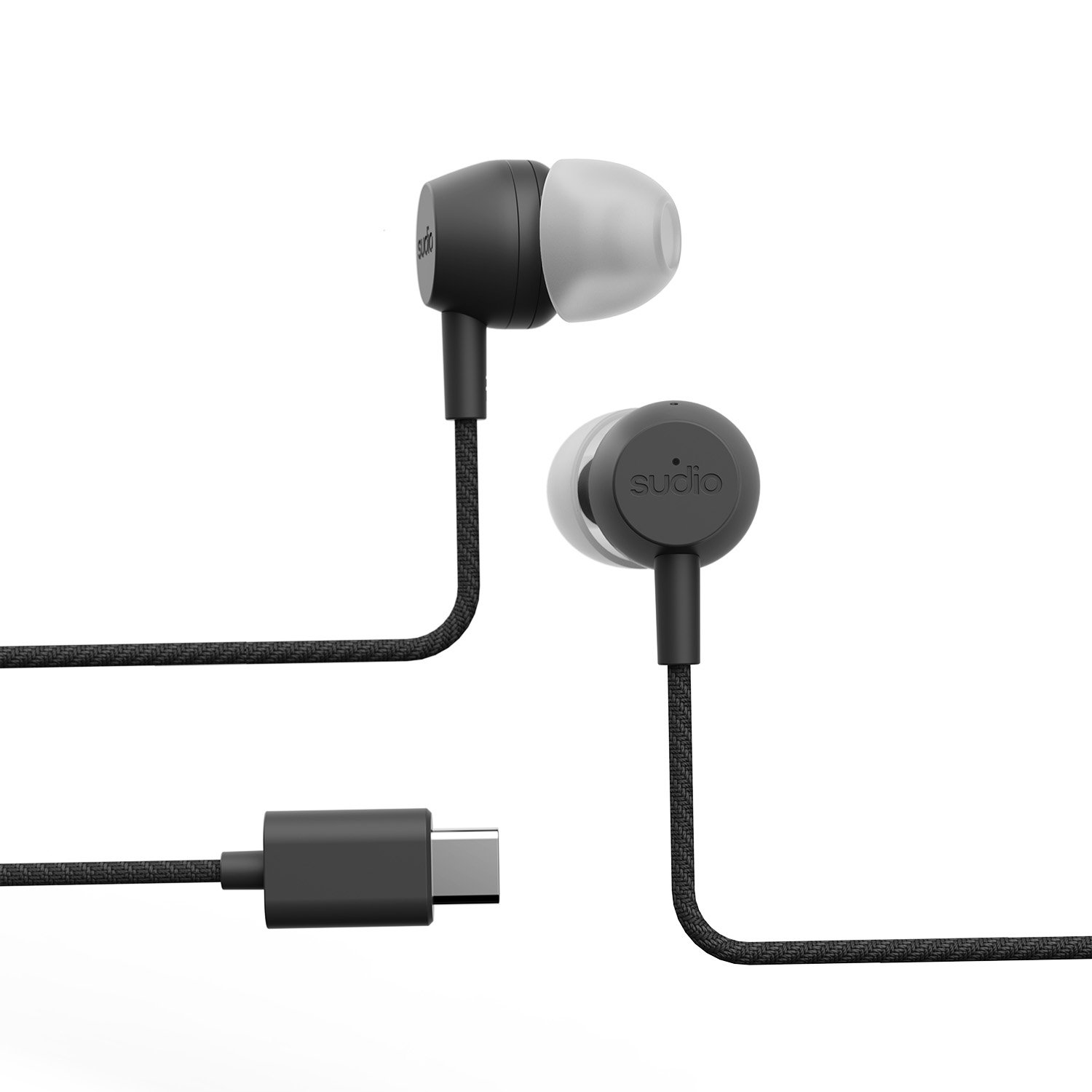 SUDIO V3 Pro(ジェットブラック)のイヤホン本体と編み込みケーブル、USB-Cプラグ(メーカー公式画像)