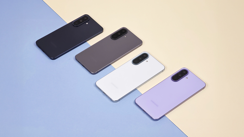 Galaxy A57 5Gの4色の背面を斜めに並べた公式画像